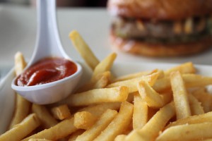 Makanan mengandung sodium memicu mata berkantung