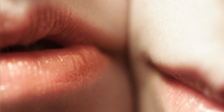 Hindari 6 Kebiasaan Ini Agar Bibir Tidak Kering & Pecah-Pecah