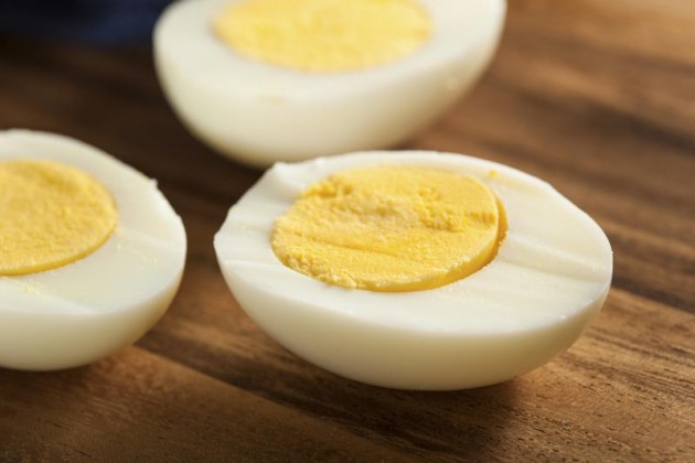 Telur membantu mendurunkan berat badan via livestrong.com