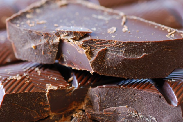 Tak cuma enak dicemil, cokelat hitam juga sehat via huffingtonpost.com