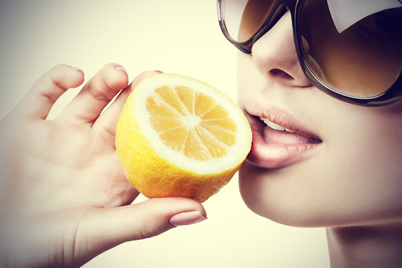 Air lemon bisa membantu mngeluarkan toksin via youqueen.com