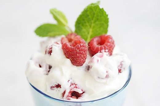 Raspberry yogurt parfait via www.livestrong.com