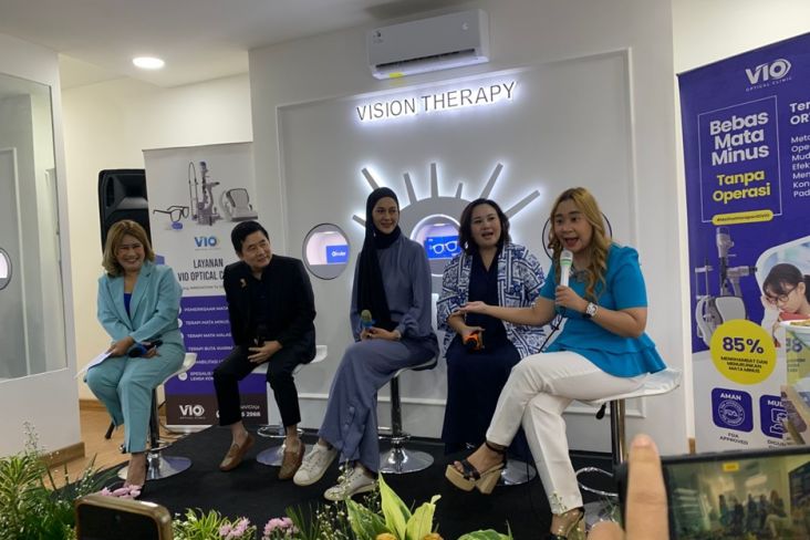 Paula Verhoeven Ungkap Kepentingan Pemeriksaan Mata pada Grand Opening VIO Optical Clinic Sunter